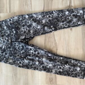 Lululemon Cropped black and white Floral Patterned Leggings Size 6